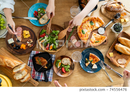 Hands to separate dishes 74556476