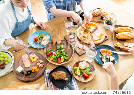 Hands to separate dishes 74556616