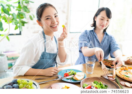 可愛的女士享受一頓飯 可愛的女士享受一頓飯 74556623