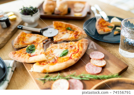 在桌子上做飯 74556791