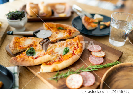 在桌子上做飯 74556792