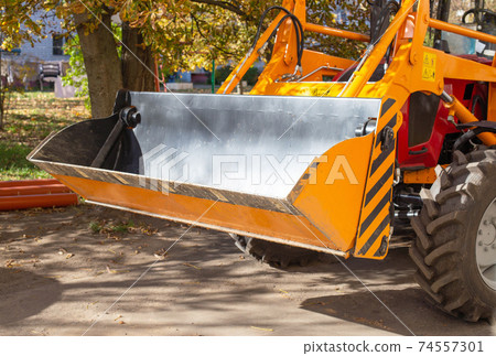 New construction tractor with hydraulic bucket jaw for backfill and backfill work 74557301