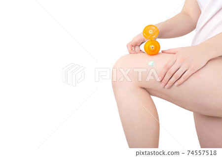 The girl applies an anti-cellulite thermo cream on the leg, white background. Fat cell splitting concept. Copy space for text, circulation 74557518
