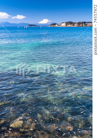 《神奈川縣》眺望湘南海，江之島和富士山 74557972
