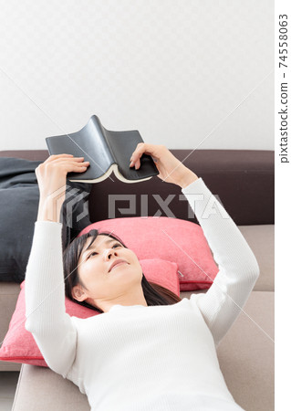 躺在沙發上看書的女人 74558063