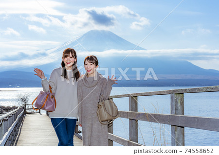女人從山中湖欣賞富士山 74558652