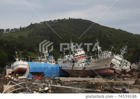 一艘漁船被東日本大地震和海嘯沖走 74559186