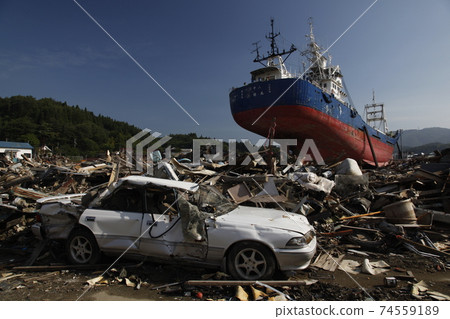 東日本大地震：一艘大型漁船被氣仙沼市海嘯席捲而去 74559189