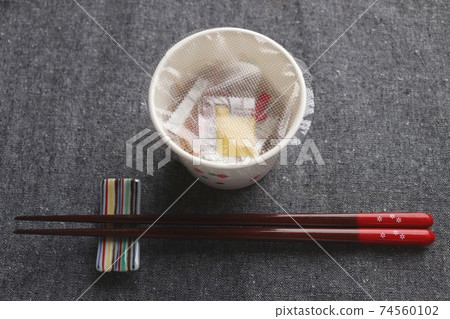 納豆杯和筷子 74560102