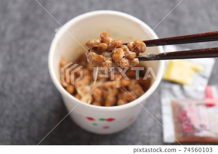 納豆用筷子提起 74560103