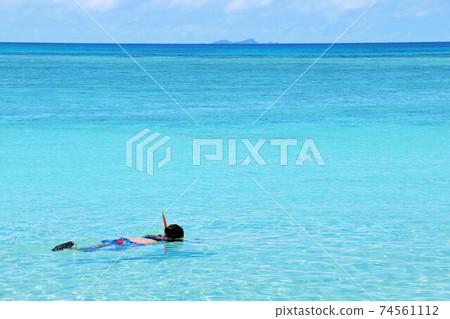 Okinawa Prefecture Hateruma Island Snorkeling the sea in the blue sky 74561112