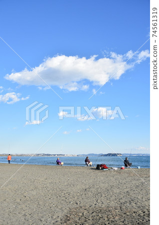 Angler on the Chigasaki coast in winter 74561319