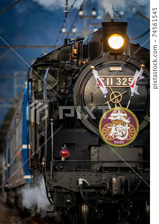 Steam locomotive runs through powerfully 74561545