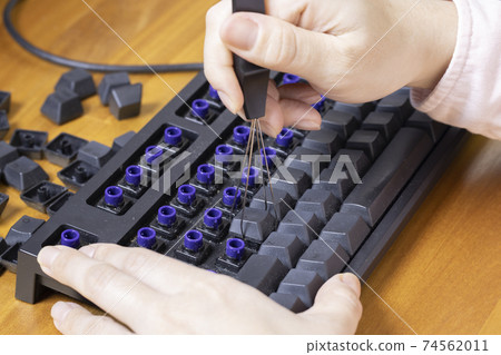 Disassembling and cleaning the keyboard of a personal computer 74562011
