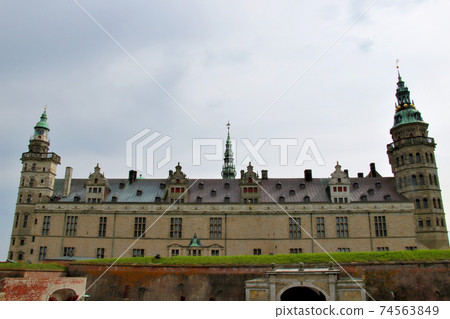 克倫堡城堡（Kronborg Castle）是世界文化遺產的著名城堡，建於丹麥哥本哈根郊區，從入口處俯瞰廣闊的天空 74563849