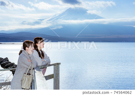 女人從山中湖欣賞富士山 74564062