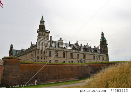 克倫堡城堡(Kronborg Castle)是世界著名文化遺產的著名城堡,建於丹麥哥本哈根郊區,從入口左側拉出,並被整體拍攝 克倫堡城堡(Kronborg Castle)是世界著名文化遺產的著名城堡,建於丹麥哥本哈根郊區,從入口左側拉出,並被整體拍攝 74565315