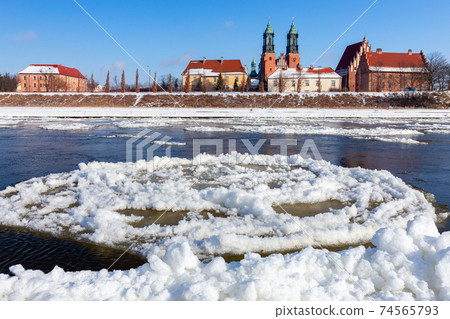 Poznan. Cathedral on Tumskiy Island on a winter day. Poznan. Cathedral on Tumskiy Island on a winter day. 74565793