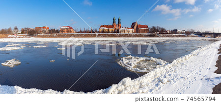 Poznan. Cathedral on Tumskiy Island on a winter day. 74565794