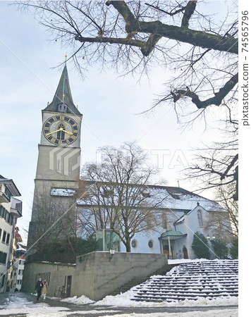 聖彼得教堂在瑞士蘇黎世，冬季景觀 74565796