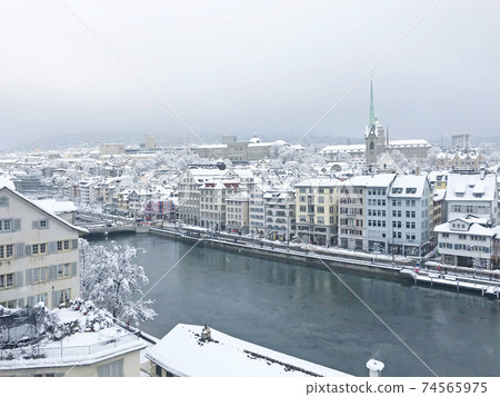 Snow scene from the hills of Lindenhof, the old town of Zurich, Switzerland 74565975