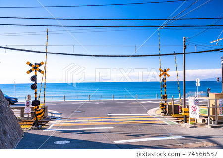 <Kanagawa Prefecture> Enoden Kamakura High School in front of railroad crossing 74566532
