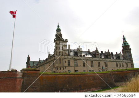 克倫堡城堡(Kronborg Castle)是世界文化遺產的著名城堡,建於丹麥哥本哈根的郊區。 克倫堡城堡(Kronborg Castle)是世界文化遺產的著名城堡,建於丹麥哥本哈根的郊區。 74566584