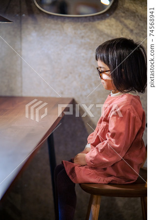 女孩掉下來 74568941