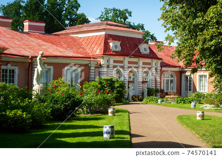 Golden statue of Samson in the park of Peterhof, Russia Golden statue of Samson in the park of Peterhof, Russia 74570141