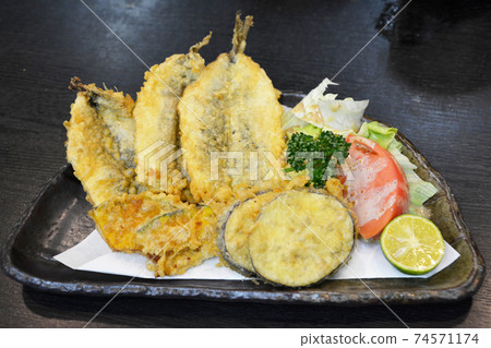 沙丁魚沙丁魚，南瓜和茄子天婦羅。 Sudachi。芝麻醬，番茄串，歐芹，生菜。 74571174