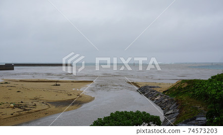 出海的紅色土壤 74573203