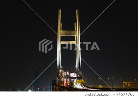 Yokohama, Kanagawa / Illuminated Yokohama Bay Bridge and light trails of automobiles 74574763