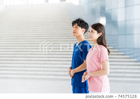 Young doctors and nurses working in hospitals Young doctors and nurses working in hospitals 74575128