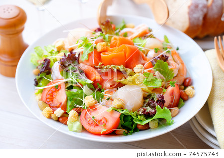 Volumey seafood salad, seafood vegetable salad, smoked salmon, scallops, etc. as main dishes. 74575743