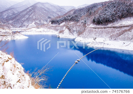 Lake Okushima in the midwinter Lake Okushima in the midwinter 74576766