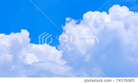 清新的夏日天空 清新的夏日天空 74576905