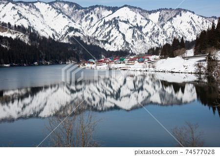 Okuaizu：冬季的忠見河和忠見村 74577028
