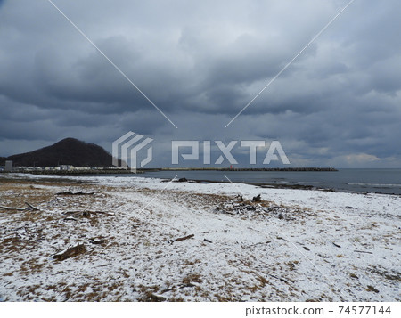 Coastal scenery of Furubira-cho, Hokkaido Snow, sea and mountains [November] 74577144
