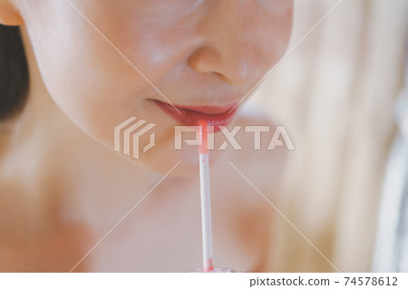 中間女性製作化妝 74578612