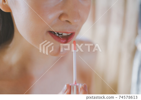 中間女性製作化妝 74578613