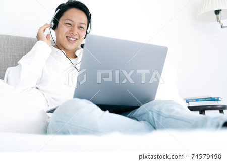 年輕人在家有視頻聊天 年輕人在家有視頻聊天 74579490