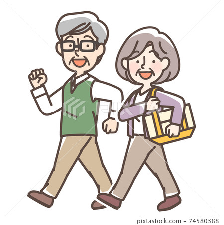 Elderly men and women walking cheerfully Elderly men and women walking cheerfully 74580388