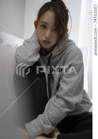坐在房間裡一個女人的畫像 74581087