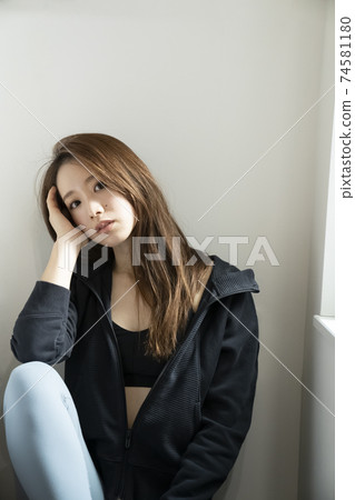 運動裝的女性 運動裝的女性 74581180