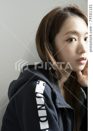 運動裝的女性 74581181