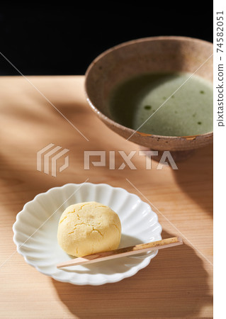Japanese confectionery and green tea 74582051