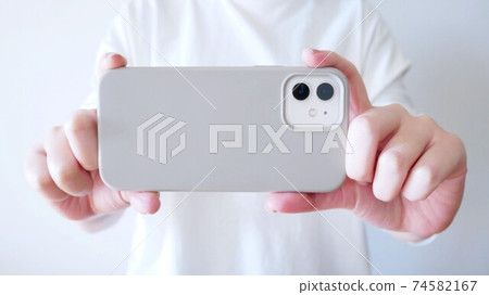 婦女在智能手機上拍攝 74582167