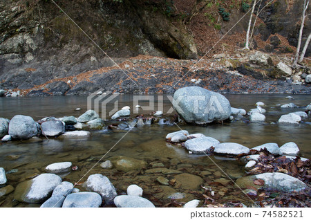 Shallow waters of the Doshi River in the early morning of winter (Noro Lodge Campground) 74582521