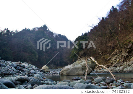 Doshi River and Oiwa in the early morning of winter (Noro Lodge Campground) Doshi River and Oiwa in the early morning of winter (Noro Lodge Campground) 74582522