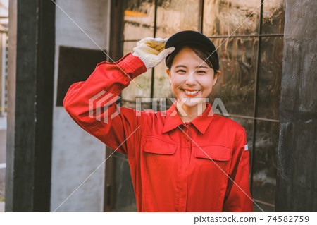 紅色連衫褲的年輕女子 74582759
